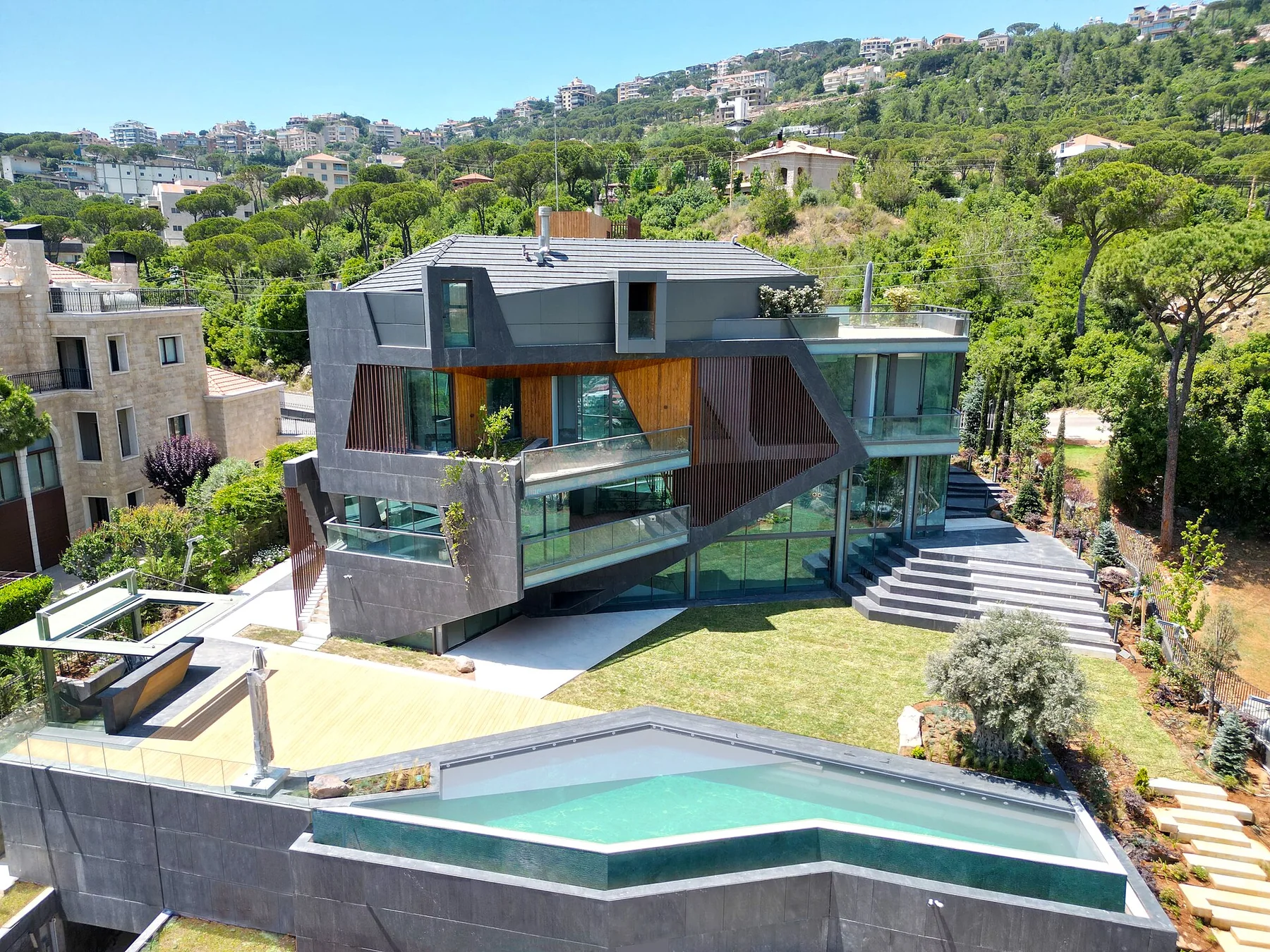 Residência contemporânea Black Ember entre montanhas verdes